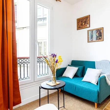Apartment Charm And Convenience In Quatier Latin